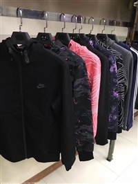 揭秘品牌折扣服裝貨源 從專賣店庫存到精品尾貨批發全攻略